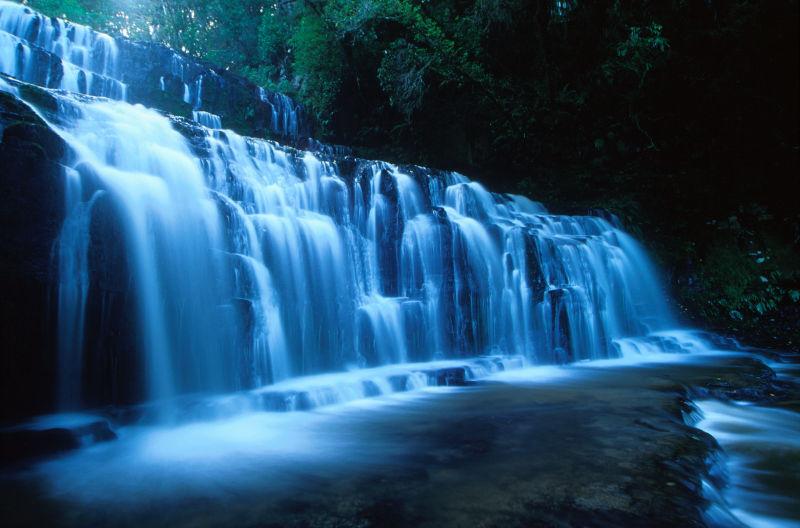 泰国Kanchanaburi深林瀑布