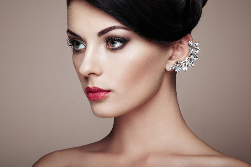 黑发年轻美女模特戴着珠宝耳环