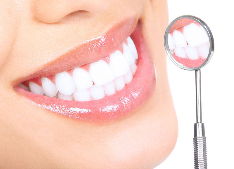 女性的健康牙齿与牙科口腔镜