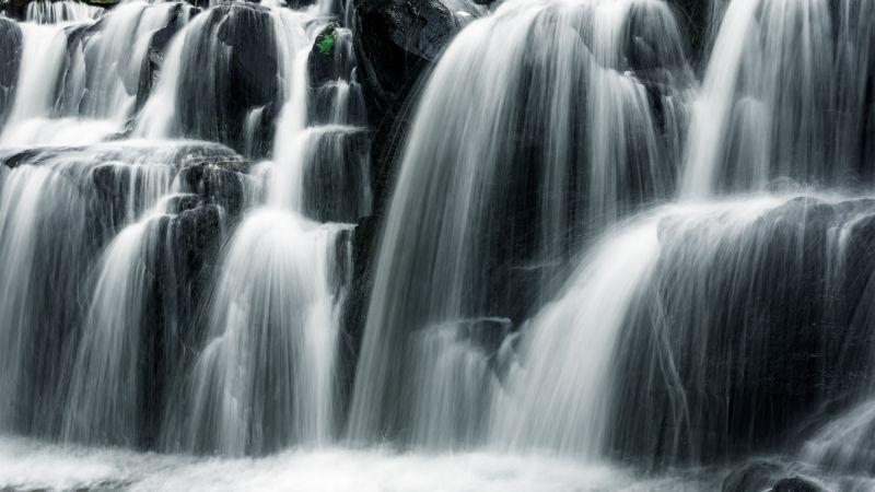 壮观的泰国森林深处的瀑布