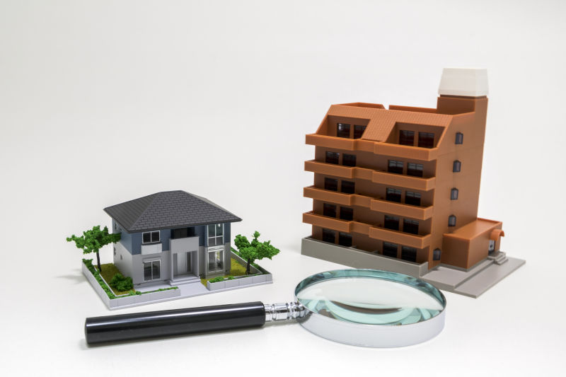 建筑公寓模型与放大镜