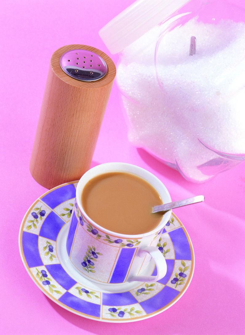 咖啡杯里的咖啡和桌子上的白糖