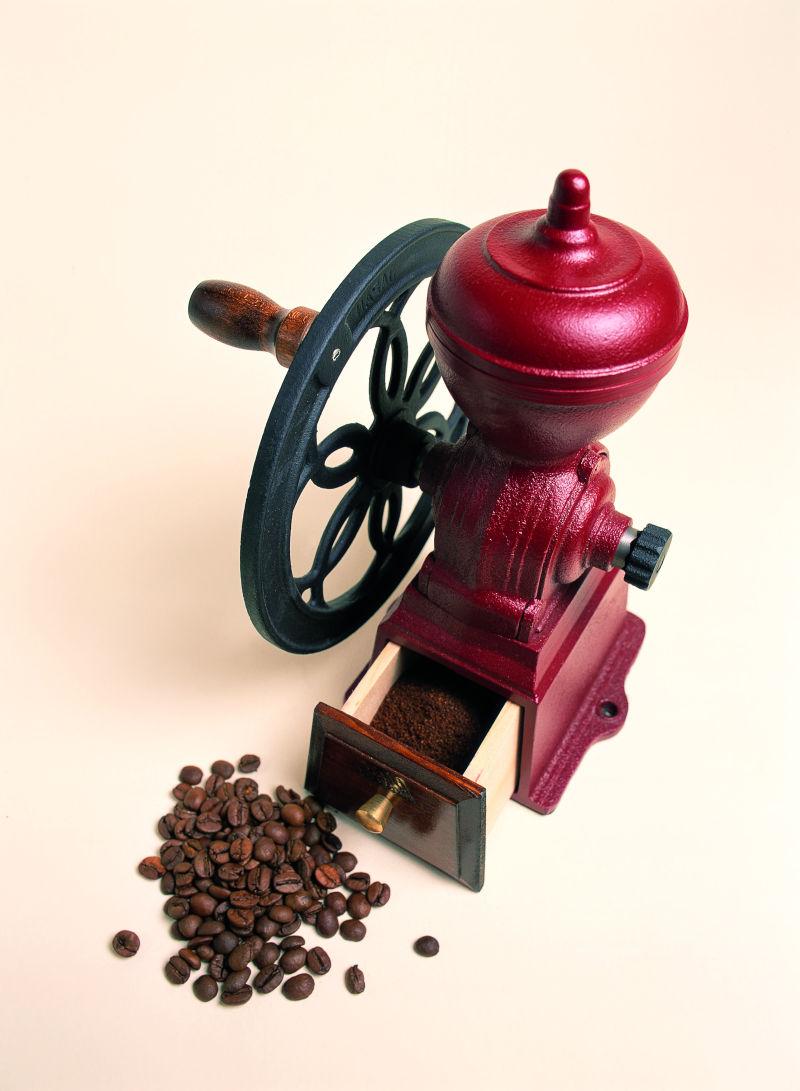 红色的手磨咖啡机和咖啡豆