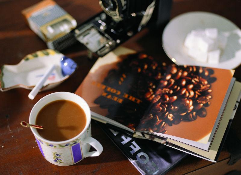 桌子上的咖啡册和一杯咖啡