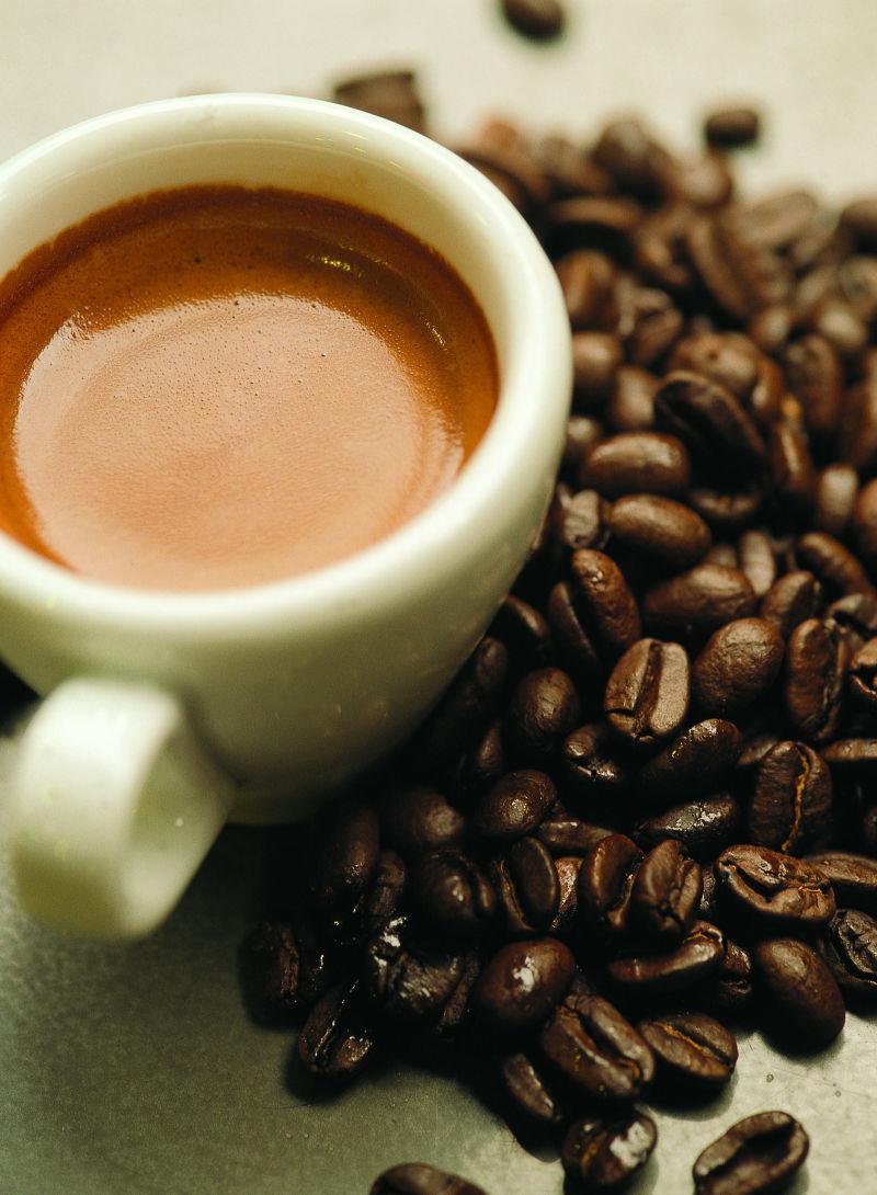 咖啡豆和热咖啡