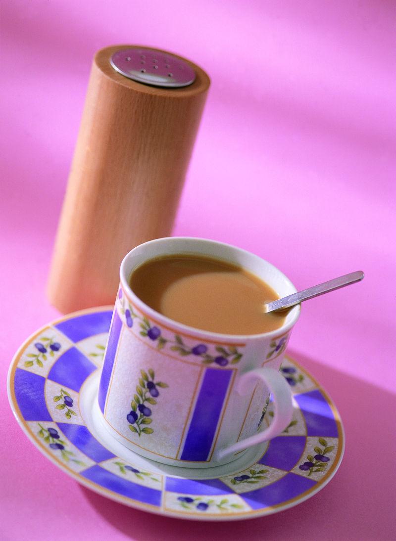 粉色桌上精致咖啡杯里的咖啡