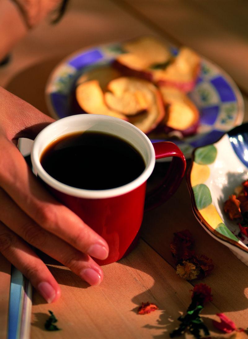 桌子上的咖啡杯和下午茶