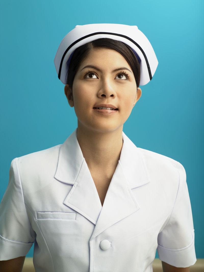医疗美容整形蓝色墙背景下护士肖像