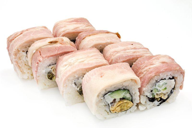 新鲜鱼肉包裹的海鲜寿司