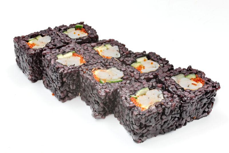 白色背景下酱紫色海鲜寿司