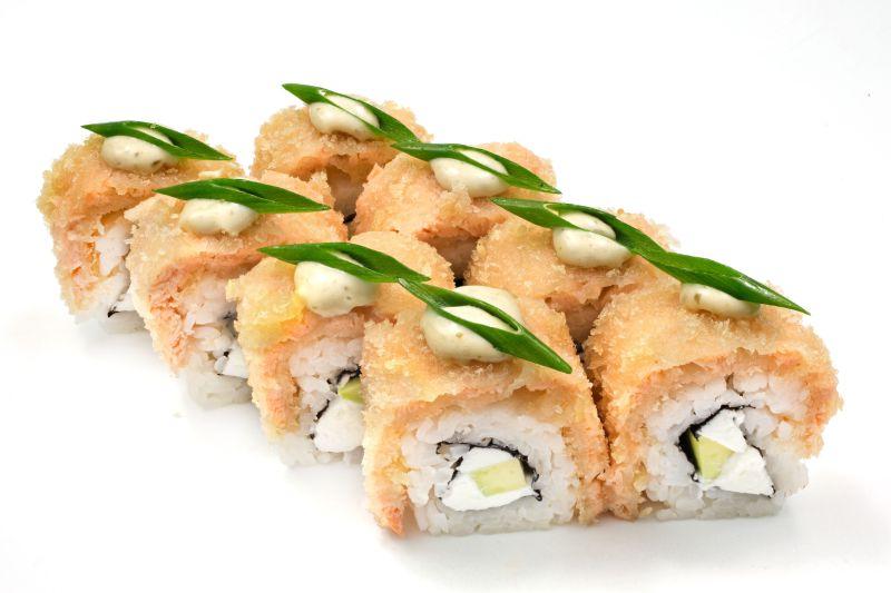 白色背景下的日本海鲜寿司美食