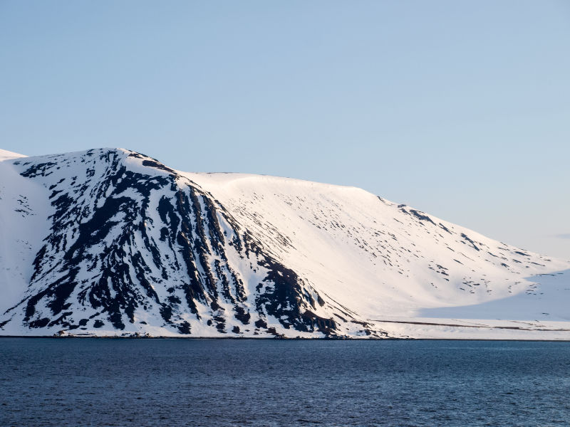 海岸边的大山雪景