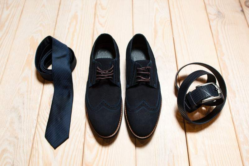 木板上男士领带鞋子和皮带