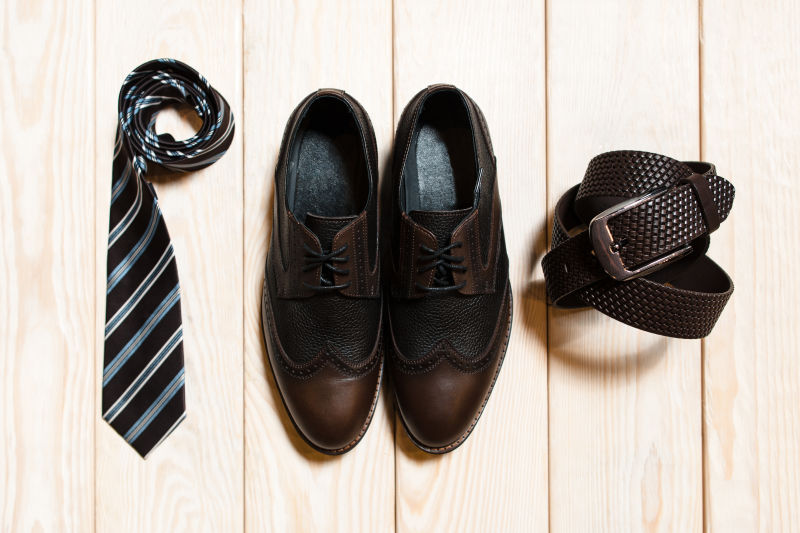 男士皮带皮鞋和领带