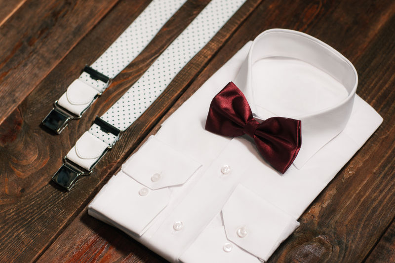 木板上的白色衬衫红色领结和皮带