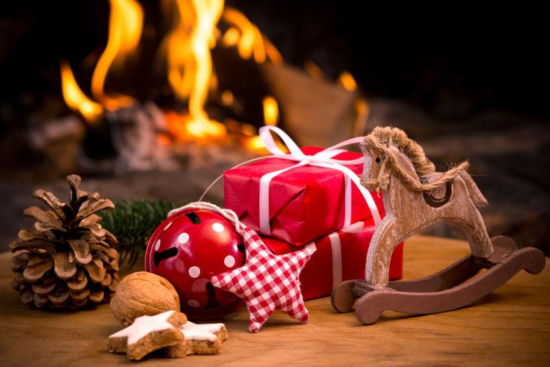 圣诞树礼物和背景火