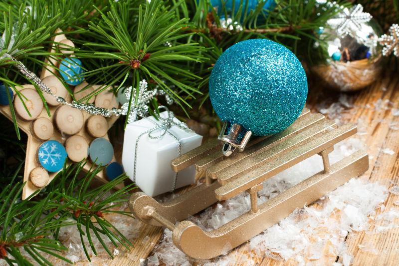 圣诞节雪橇礼物和彩球装饰