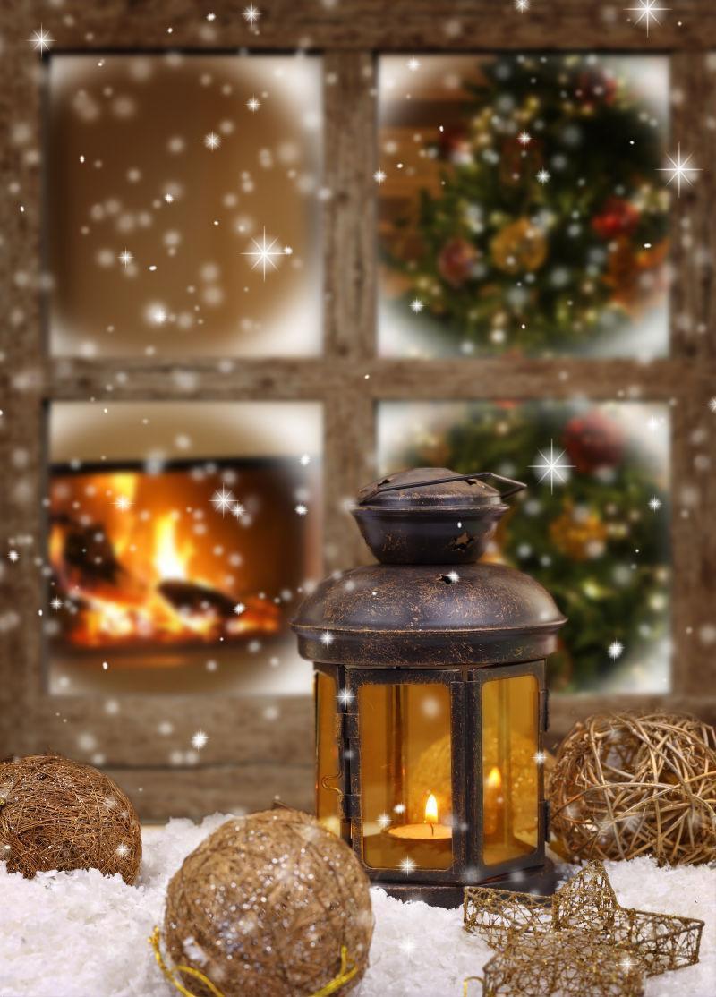 窗前雪上的圣诞灯饰