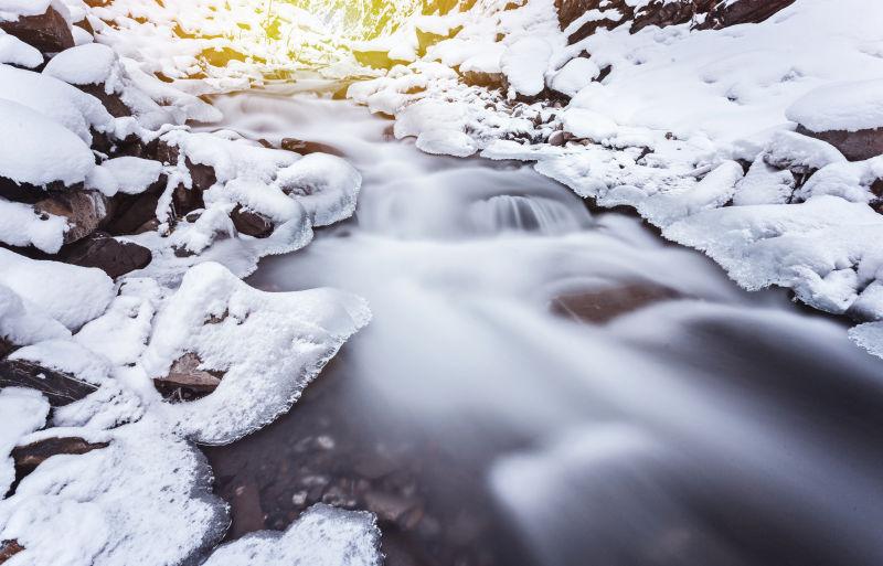 冬季里的河流凝固雪景