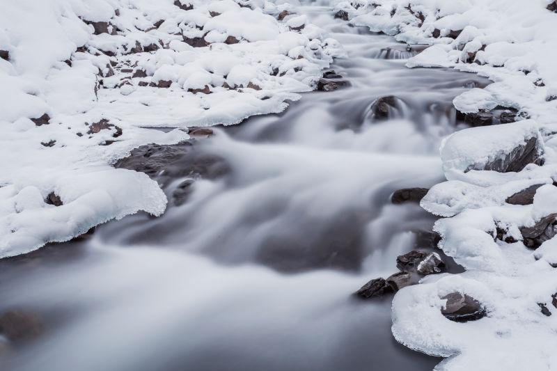 冬季河流凝固的雪景