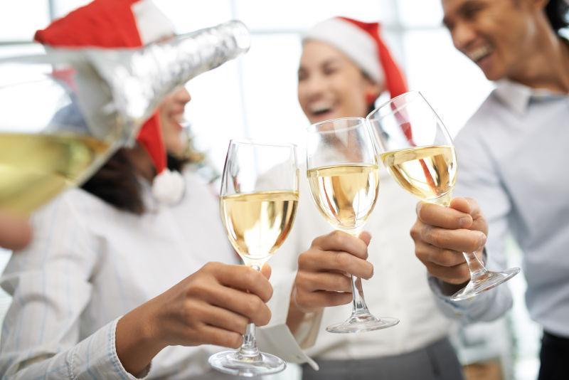 圣诞晚会上同事们用香槟酒庆祝