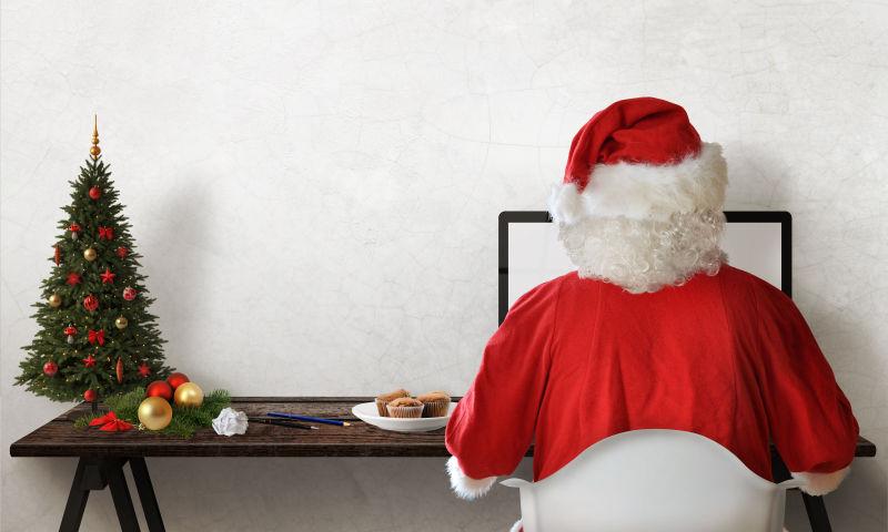 圣诞老人使用电脑回复信件