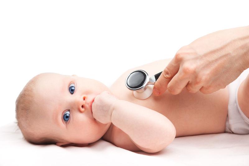 医生用听诊器为婴儿检查心跳