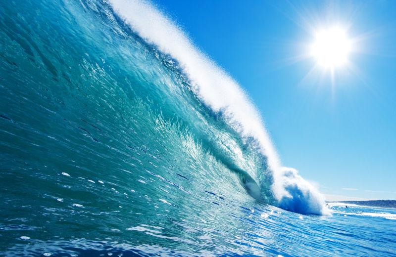 阳光下翻滚起来的蓝色的海浪