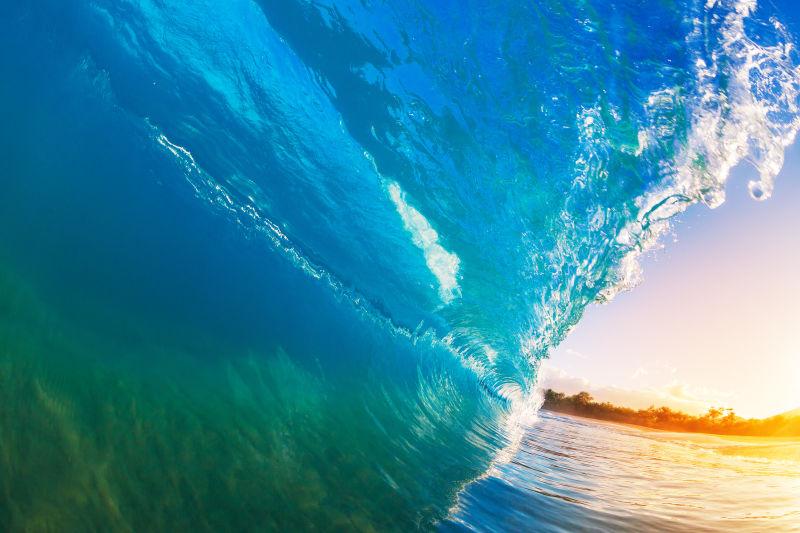 夕阳下翻滚的蓝色海浪