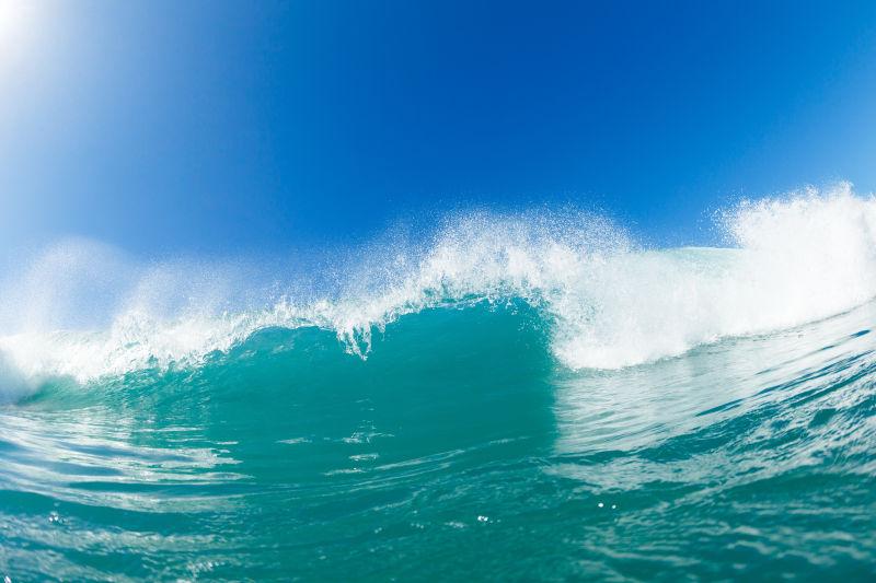 蓝天背景下海上翻滚的蓝色波浪