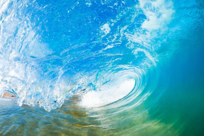 海上翻卷的蓝色波浪内部