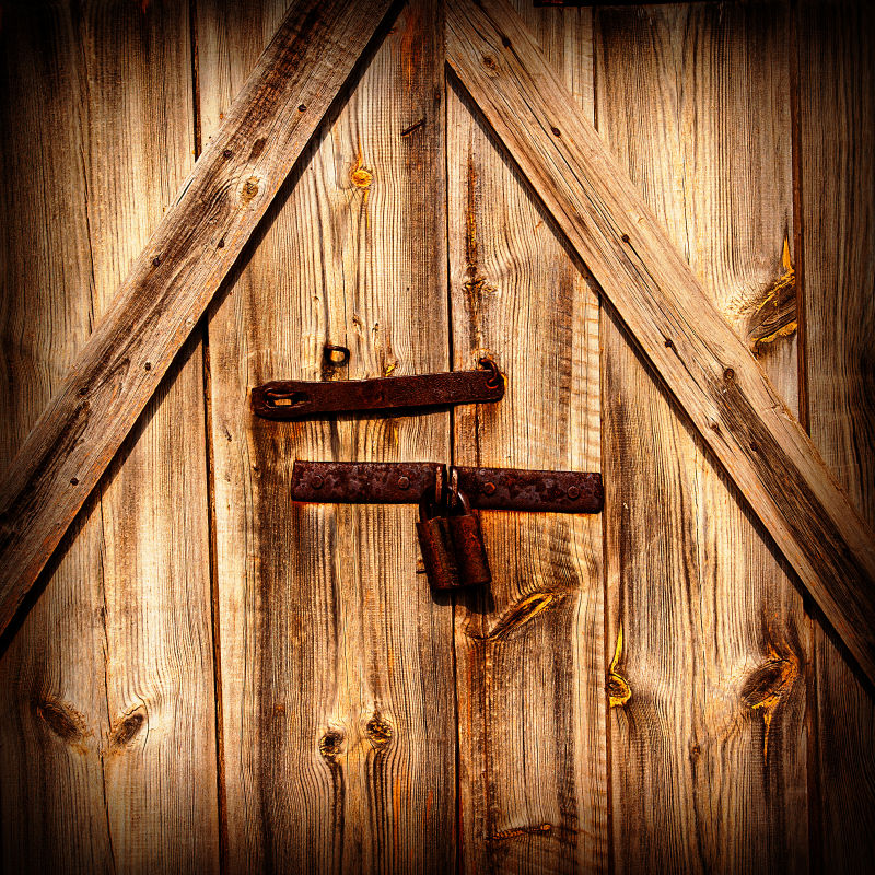 古老的木质板门跟门上的锁