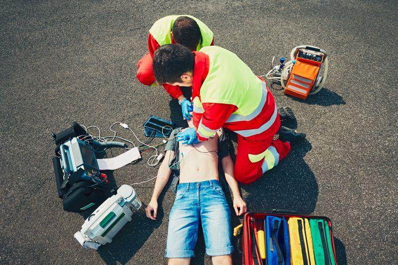 救援队在街上救给病人进行心肺复苏术