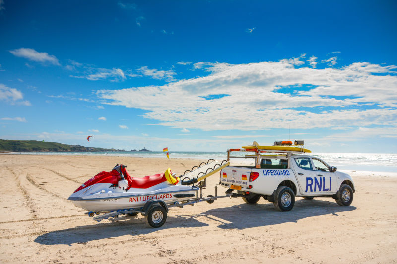 海滩上的救生车