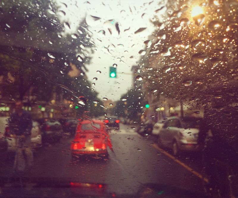汽车挡风玻璃上的雨水