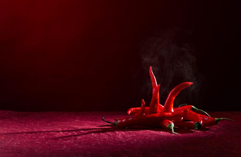 红色的辣椒在红色桌子上