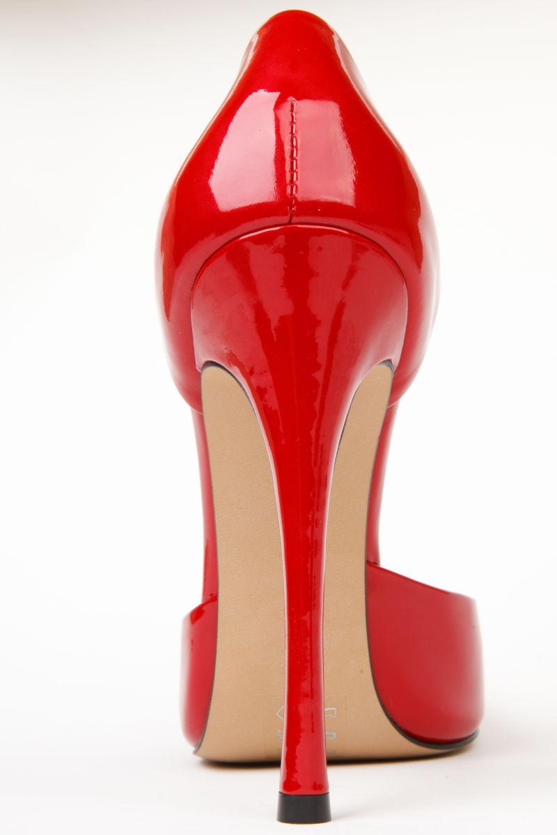 一只红色的女鞋