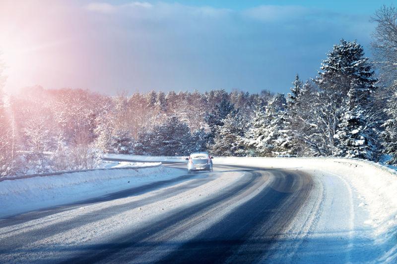 阳光明媚的冬季雪路