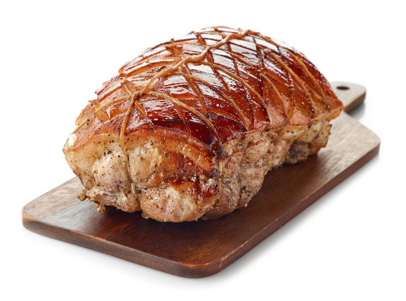 木板上的一块烤猪肉