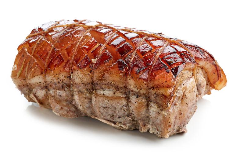 白色背景上美味的烤猪肉