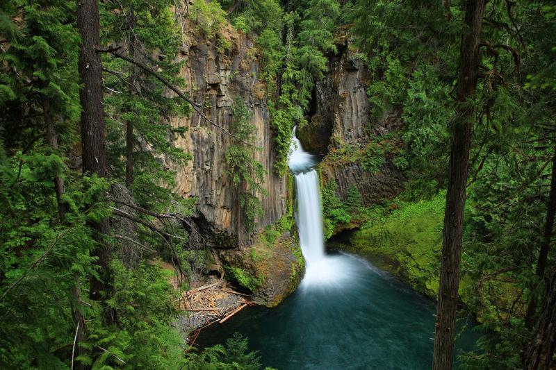 俄勒冈北乌普卡河的美丽瀑布