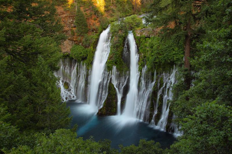 在加利福尼亚的林中的美丽瀑布