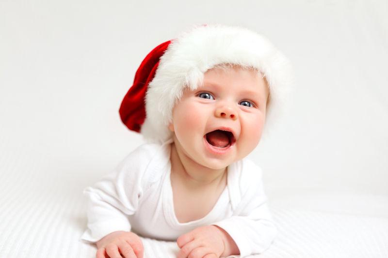 带圣诞老人帽的大笑婴儿