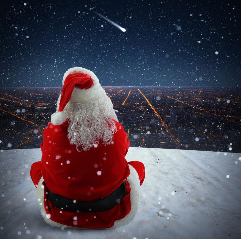 圣诞老人看着一颗闪闪发光的星星
