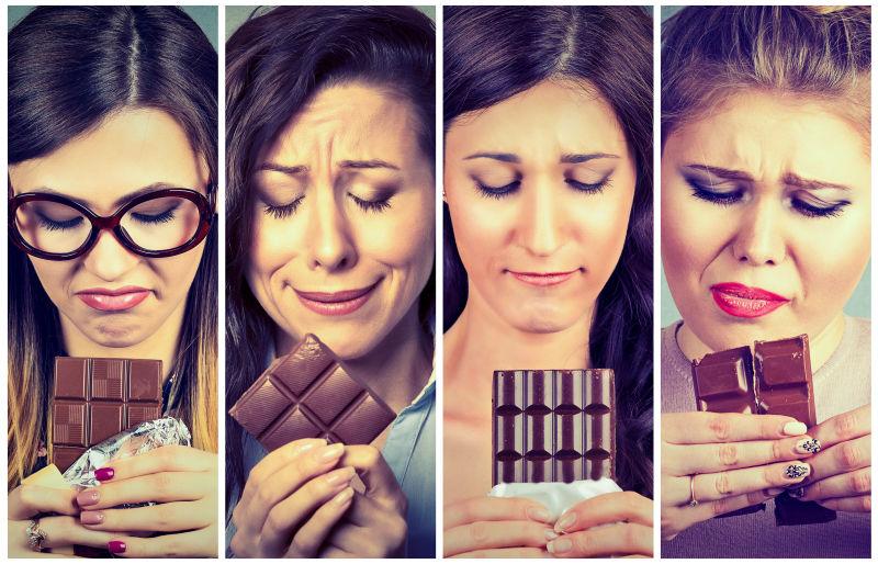 四个愁眉苦脸拿着巧克力的女人