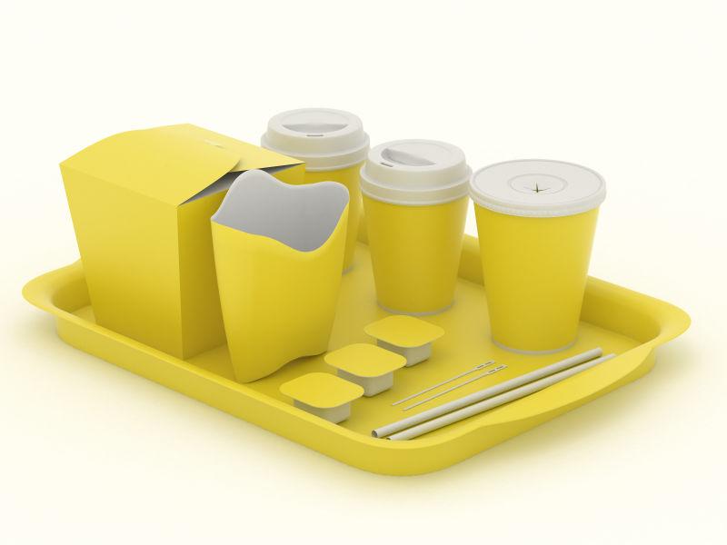 放在托盘里的黄色快餐餐具模型