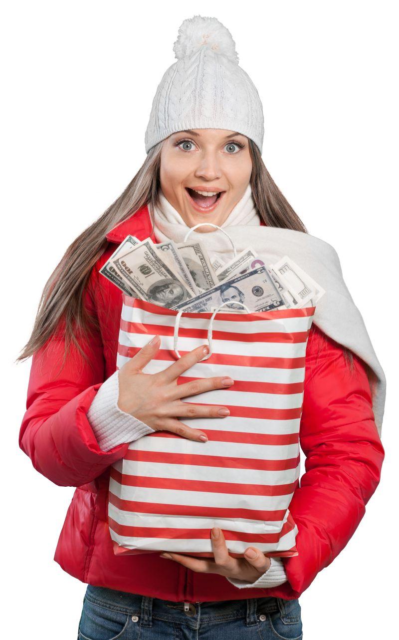 女孩抱着一袋钞票