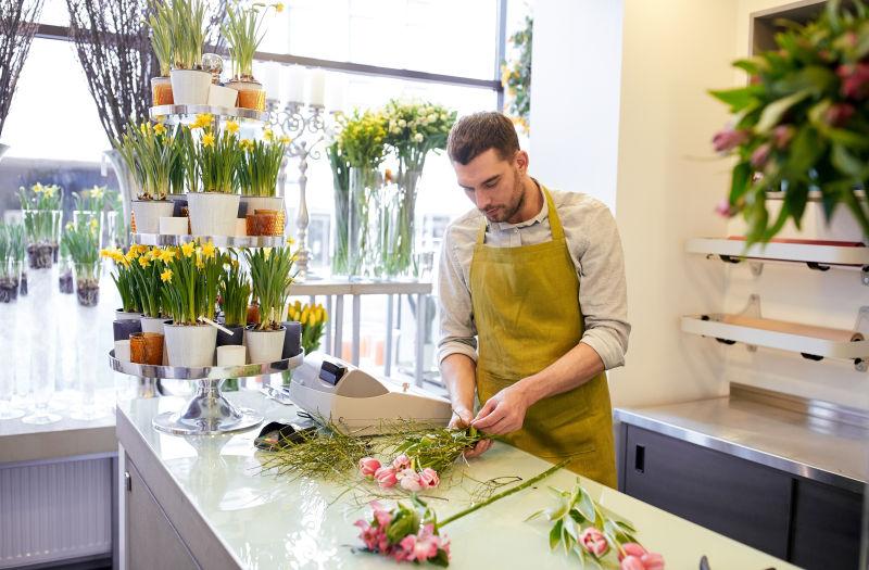 花店男子制作花束