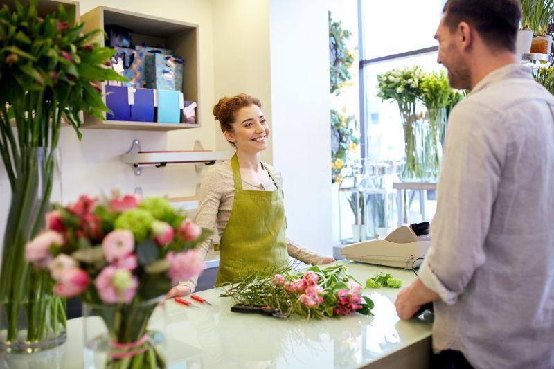 花店里交谈的美女店员与顾客