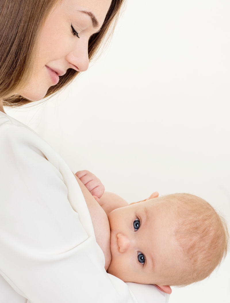 年轻的妈妈母乳喂养小婴儿